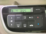 【オートエアコン】一度お好みの温度に設定すれば、車内の温度を検知し風量や温度を自動で調整。暑い&hellip;寒い&hellip;と何度もスイッチ操作をする必要はありません。快適な車内空間には必須の機能ですね♪