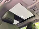 【大型サンルーフ】車内の解放感が一気に上がる大型のパノラマルーフ!季節を問わず開放的で快適なドライブをお楽しみいただけます。流通量も少なく希少価値の高い人気の装備です♪