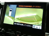 パノラミックビューモニターを装備。クルマを真上から見るように周囲を確認できます。