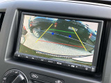 車両後方をモニターに映すバックビューカメラを装備しています。車幅、距離、予想進路線表示機能付きです。