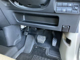 駐車ブレーキは足踏み式です