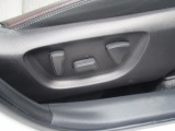 パワーシート搭載。微調整が手軽にでき、ドライバーの体形に合わせたポジションで運転することが可能です。