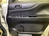 開口部が広いため、荷物を抱えた状態での乗り入れも楽に行えます。【パワーウィンドウスイッチ】ワンタッチで、パワーウインドウやドアミラーを操作できます。