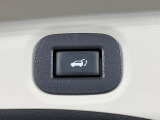 【パワーバックドア】スマートキーや運転席のボタンを押すだけでリアゲートが自動で開閉します!荷物を持っている時や、高い位置にあるバックドアを閉める際に便利な機能です♪