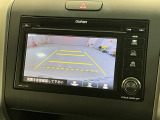 リバースギアに入れるだけで後方の表示へ切り替わります。夜間や雨の日の駐車も楽になりますよ。