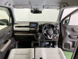 フロントガラスが大きく、ワイドな視界で運転もしやすくなるように設定されています。日差しをカットしながら、身だしなみもチェックできます。鏡付きサンバイザーで一石二鳥。