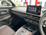 助手席周辺はこのようになっております。運転手だけでなく助手席に一緒に乗られる方も広々と快適にお乗り頂けるような設計です!各種装備を次の写真からご案内いたしますのでご覧ください。