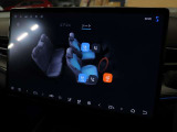 シートヒーターとシートベンチレーションが前席に装備されています ドアミラーのヒーターとステアリングヒーターもタッチパネルにて操作します