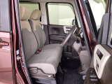 フロントシートはベンチシートです。ベンチシ―トは運転席と助手席の移動もスムーズ。狭い駐車場での乗り降りに便利です。