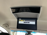 【後席用プルダウンモニター】後ろに乗車している人を飽きさせません♪ テレビやDVDビデオを見ながら楽しいドライブを♪使わない時は格納できますので、ジャマになる事もありません♪