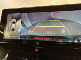 複数のカメラの映像をもとに、クルマを真上から見ているような映像をドライバーに提供し駐車をサポートする機能です。