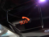 SOSコール/エアバックが展開するような深刻な事故において、自動でSOSコールを発信します。車内で急病人が出るような緊急時は、手動で発信可能です。