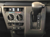 温度を設定すれば、自動で車内の温度管理をしてくれる優れものです♪ATミッションで運転楽々