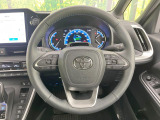 インテリアに合わせたデザインのステアリングは、運転される方のことも考え、運転しやすい形状、大きさです。是非一度、実際に触ってお確かめください。