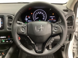 ハンドルにHondaセンシング系のクルーズコントロールやレーンキープアシストなどのスイッチと、オーディオの操作スイッチが装備されています。ハンドルから手を離さず安全に操作できます。