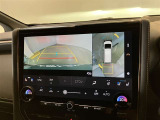 【パノラミックビューモニター】映像で、見づらい車両周辺の確認をアシスト。クルマを真上から見ているような映像を表示。 運転席から確認しにくい車両周囲の状況を把握。