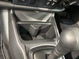運転席、助手席間には小物入れとカップホルダーがあります。