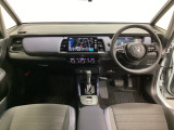 車内は光触媒抗菌消臭施工済です。スタイリッシュなデザインでスポーティなインパネ周りを演出します。グローブボックスやカップホルダーのほかにトレーなどたくさんの収納スペースが付いています。