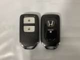 スマートキーを装備しています。鍵を差し込むことなくドアロックの開け閉めと、スタートボタン操作でのエンジンスタートができます。スペアキーも同じものを用意しております。