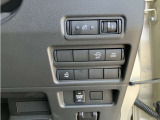 片側(助手席側)オートスライドドアです♪運転席のボタンやキーのボタンでも開閉できます!手荷物がいっぱいの時でも簡単にドアの開け閉めができるのでとっても便利です♪