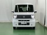 LEDヘッドライトを装備しています。LEDヘッドライトはとても明るく、雨の日や夜間走行も安全・安心です。オートライトコントロール付きで周囲の明るさに応じて自動で点灯・消灯します