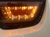 RSバッジを装着。外観強化パッケージ装備車であることを示すポイント。スモーク仕上げのテールランプと合わせ、リアビューを引き締める印象。