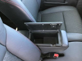 運転席のアームレストは便利な小物入れに成ってます