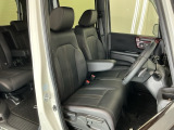 【ベンチシート】運転席と助手席の移動もスムーズ!狭い駐車場での乗り降りや、お子様の乗り降りにも便利です。座席の間にコンソールボックスやドリンクホルダーがないため、車内空間が広く感じます。