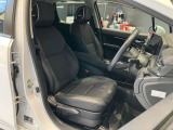 運転席、助手席です。座面も広くゆったりと座れてアームレストも付いているので重宝します。
