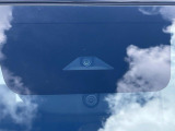 【三菱e-Assist】走行中に前方の車両等を認識し、衝突しそうな時は警報とブレーキで衝突回避と被害軽減をアシスト。より安全にドライブをお楽しみいただけます。