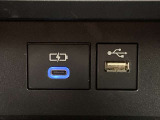 こちらのクルマはUSB接続コネクタも装備されています♪スマホの充電などにお使い下さい。ご旅行中での充電切れも、これなら心配いりませんね!