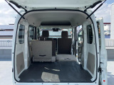 リヤシートも全車消毒済み。シートを倒すと箱形でフラットな床面でひろーい荷室。各種ケース、箱物がたっぷり積めます