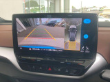 ワイドなカメラでクリアな視界です。駐車支援の装備もございます。アラウンドビュー装備なので上からのカメラも確認いただけます。