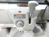【シフト周り】操作しやすいインパネシフトと、車内を快適な温度に保つオートエアコンを装備しています。