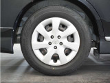◆純正ホイール装着車◆シンプルなデザインのホイールキャップ付きです。