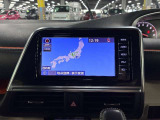 ディスプレイオーディオやカーナビは、現代のドライブにおいて欠かせない装備のひとつです。初めての場所でも迷いにくく、快適なルート案内で運転をサポートします。移動中のエンターテインメント性も高まります。