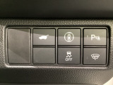 Hondaセンシング用の、VSA(ABS+TCS+横滑り抑制)解除と路外逸脱抑制機能のオンオフスイッチなどはハンドルの右側に装備しています。