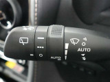 フロントワイパーは雨滴量と車速に応じてワイパーが作動してくれるオートモード付きです♪