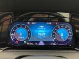 デジタル液晶メーター&rdquo;Digital Cockpit Pro&rdquo;です。画面の切り替えは、ハンドルのボタンで簡単に操作ができます。