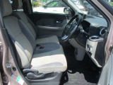 運転席には、シートリフターが付いております☆ 前後のスライドに加えシートの高さも変更出来ますので小柄な女性の方でも運転し易いポジションを取れます♪