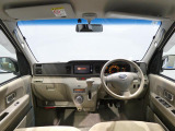 【インパネ全体】視界が広く見晴らしの良い運転席周り。各種スイッチ類も使いやすく配置されています。