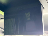 【フリップダウンモニター】大画面モニターで後席でもエンタメをお楽しみいただけます。小さなお子様にも大人気の装備です♪