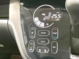 【オートエアコン】一度お好みの温度に設定すれば、車内の温度を検知し風量や温度を自動で調整。暑い&hellip;寒い&hellip;と何度もスイッチ操作をする必要はありません。快適な車内空間には必須の機能ですね♪