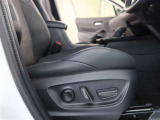 パワーシート搭載。微妙な調整が手軽にでき、ピッタリなポジションで運転することが可能です。