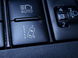 レーンディパーチャーアラートとは車線または走路からの逸脱の可能性を警告すると共に、車線または走路からの逸脱を避けるためのハンドル操作の一部を支援する機能です。詳細は販売店スタッフまでおたずねください。