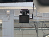 後方用のドラレコも装備してます!前だけでなく後ろも録画しておくことで、よりしっかりとした証拠を残すことが出来ます。近年増加しているあおり運転から身を守るためにもうれしい装備です