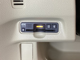 ハンドルの左下にETCがついています。高速道路の料金所の通過も楽々です。 カードの取り出しもしやすい場所についています。