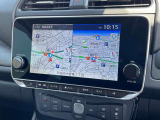 日産純正のカーナビが付いておりますので知らない所でもサポートしますので安心ですね。色々な機能でドライブも快適ですね。