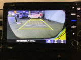 後方確認はお任せ! リアカメラ装備でバック駐車をサポートします。