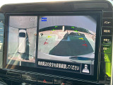 上から見下ろしているような視点で周囲が確認できるアラウンドビューモニターです。上から見下らしているような映像によって縦列駐車もラクラク、駐車が苦手な人の強い味方です!
